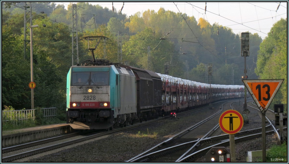 Am frühen Morgen des 11.Oktober.2014 kam die belgische Cobra 2828 mit einen langen Autotransportzug am Haken durch Kohlscheid gefahren. Szenario von der Kbs 485.