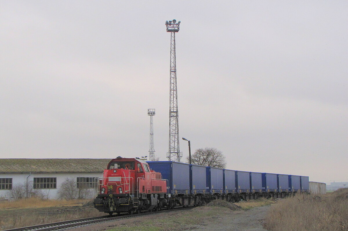 Am frhen Morgen des 13.03.2012 wartete die DB 261 011-1 auf dem Anschlussgleis vom MDC Motorenwerk in Klleda mit dem FIR 55201 auf die Ausfahrt nach Erfurt Gbf.