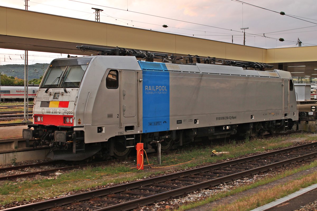 Am frühen Morgen des 13.08.2018 stand Rpool/LINEAS 186 258-0, welche mit der Belgischen Flagge an den Fronten geschmückt ist, abgestellt auf Gleis 96 im Badischen Bahnhof von Basel und wartete auf ihren nächsten Einsatz gen Aachen West/Belgien.