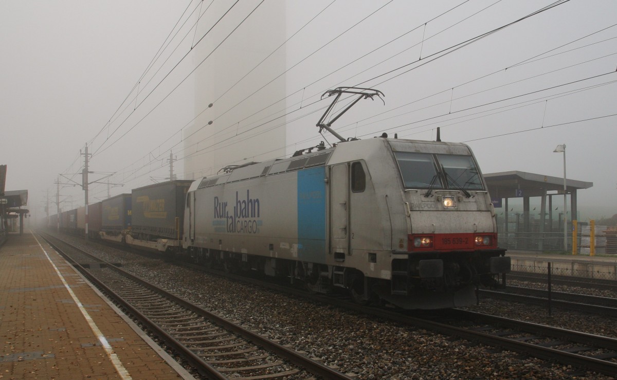 Am frühen Morgen des 14.11.2014 stand noch dichter Nebel im Bahnhof von Böheimkirchen. Hier kommt die 185 639-2 der Rurtalbahn Cargo aus dem Nichts und verschwindet wieder im Nebel. Die Durchfahrt erfolgte Aufgrund von Weichenarbeiten mit Ersatzsignal.