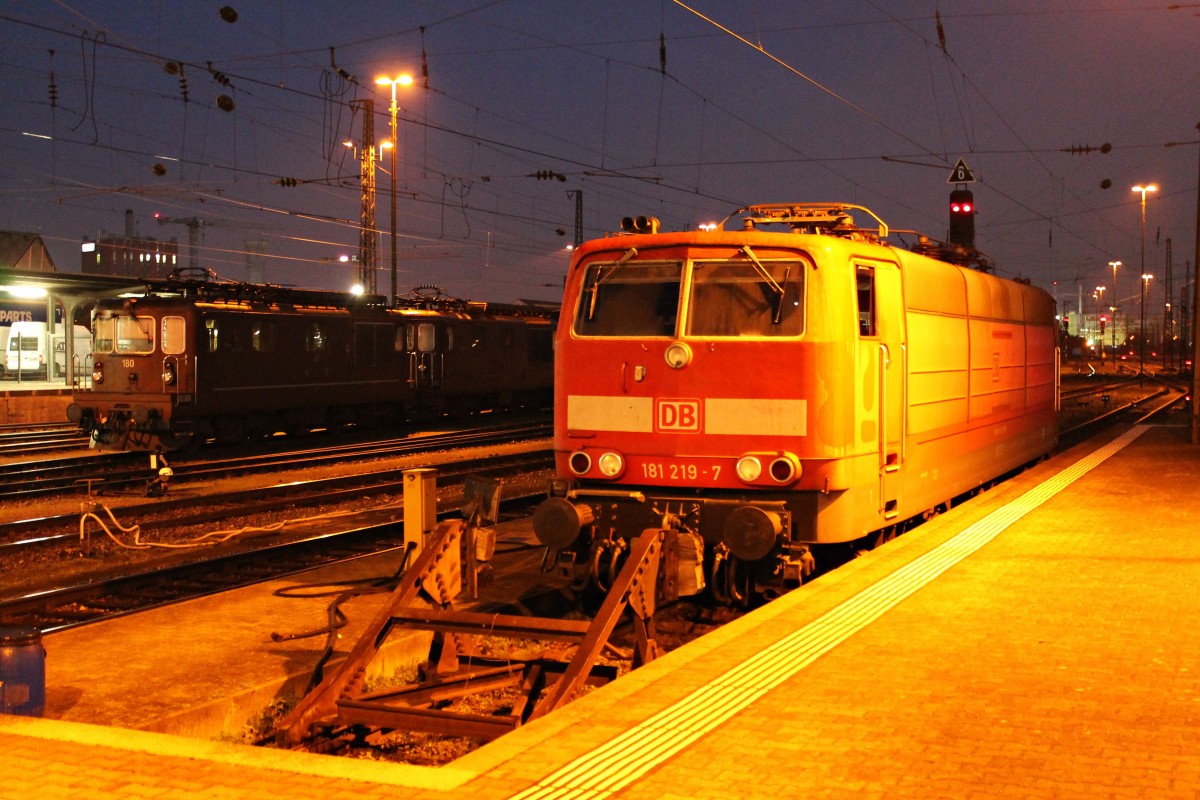 Am frühen Morgen des 14.11.2014 stand immer noch die 181 219-7 in Basel Bad Bf abgestellt, wärend ein paar Gleise neben an die Re 425 180 mit weiteren Schwestermaschienen ebenfalls auf neue Einsätze warten.