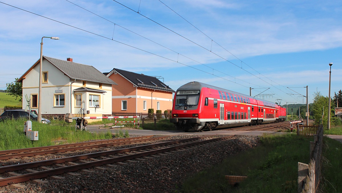 Am frühen morgen des 15.05.2015 durchfährt die RB 17206 (Dresden Hbf - Zwickau (Sachs) Hbf) den Block in Niederhohndorf. Schublok war die 143 947-0.