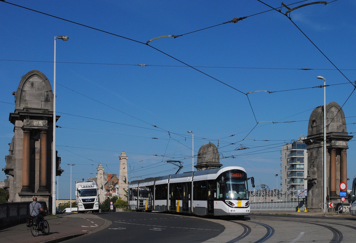 Am frühen Morgen des 16.06.2022 überquert Tw.6114 die Gleisanlagen des Bhf. Oostende.