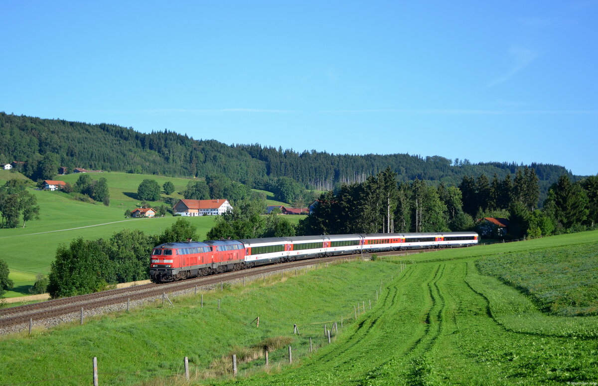 Am frühen Morgen des 17. August 2014 konnte der EC 196 bespannt mit zwei Loks der Baureihe 218 bei Ellenberg fotografiert werden. An jenem Tag befanden sich noch weitere Fotografen an Ort und Stelle, die jedoch kurz darauf vom mähenden Bauern verscheucht wurden ;-)