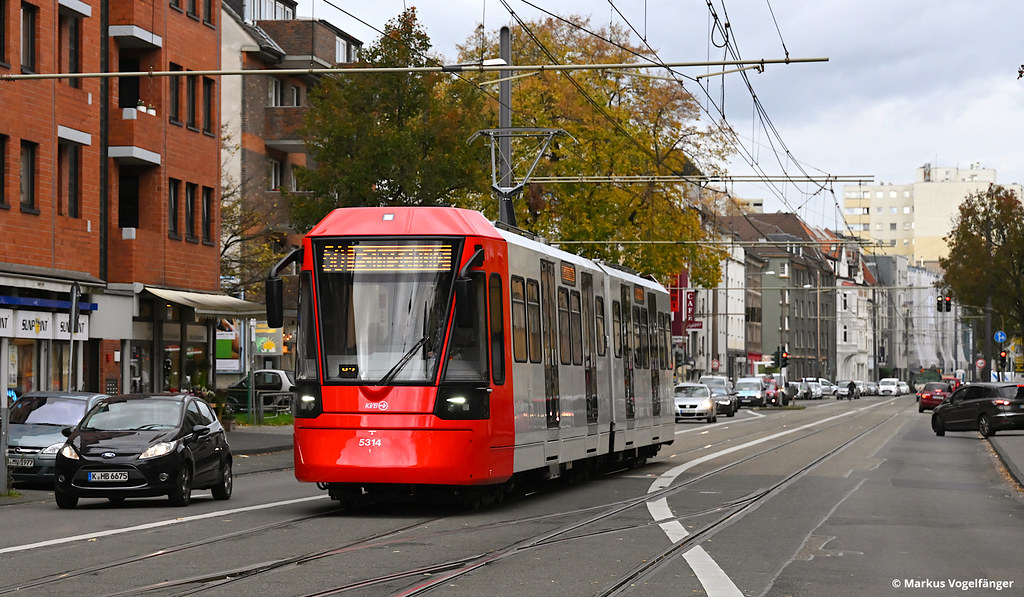 Am frühen Morgen des 17. November 2022 wurde HF6 5314 in Köln angeliefert. Hier zu sehen während der ersten Fahrt auf öffentlichen Kölner Gleisen am 17.11.2022.