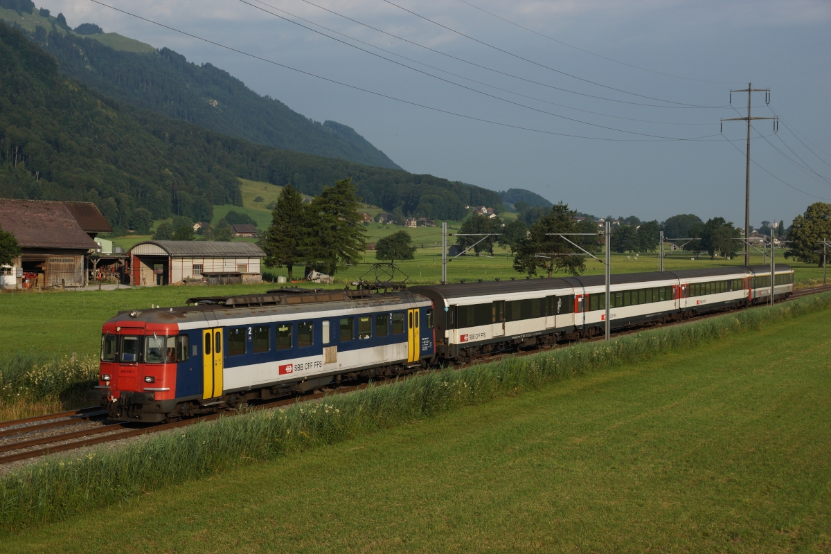 Am frhen Morgen des 17.07.2013 zieht der RBe 540 036-1 den IC 10759 von Zrich HB Richtung Chur, aufgenommen bei Bilten.