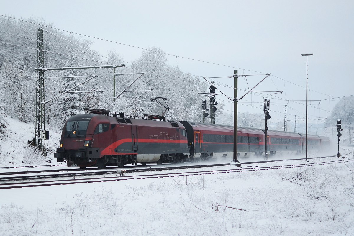 Am frühen Morgen des 18. Februars 2018 zieht 1116 215 den Railjet mit dem Ziel Budapest-Keleti durch Westerstetten ihrem nächsten Halt Ulm entgegen.
