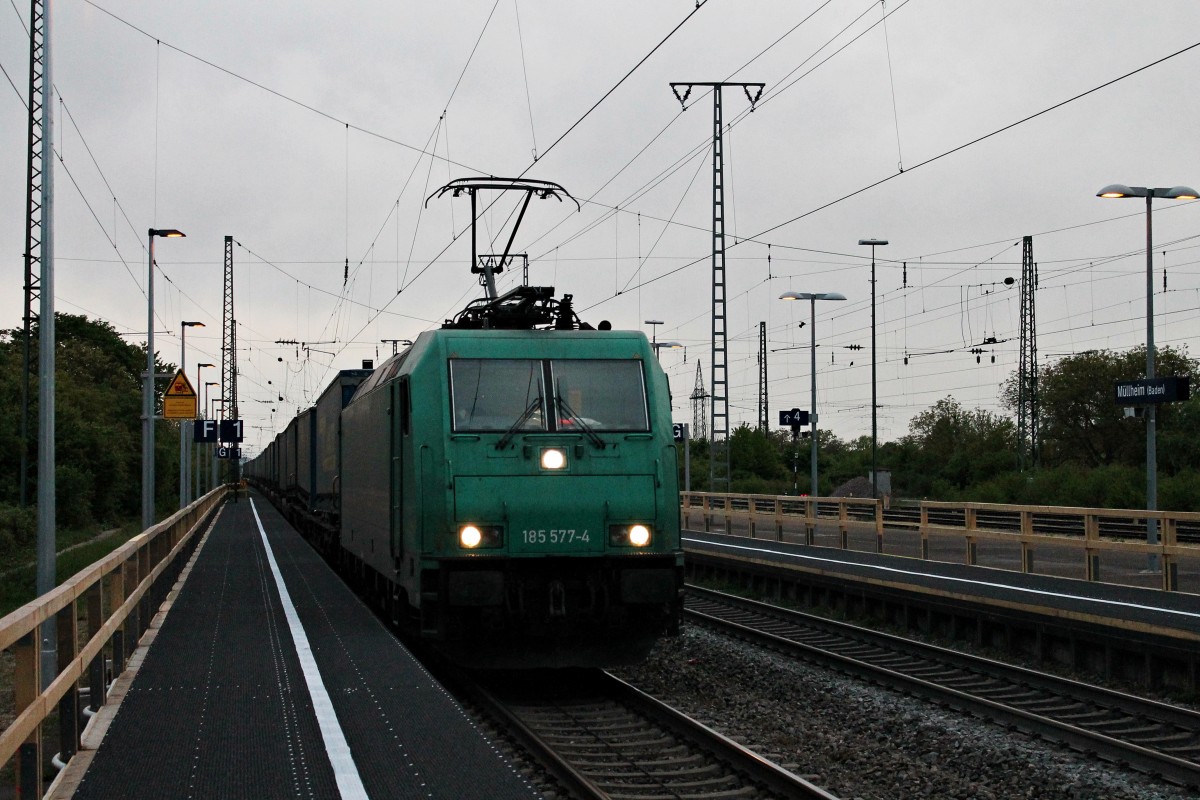 Am frühen Morgen des 18.04.2014 fuhr Crossrail 185 577-4 mit einem Containerzug durch den Bahnhof von Müllheim (Baden) in Richtung Norden.