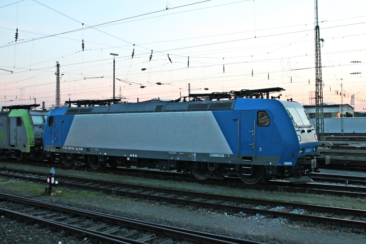 Am frühen Morgen des 20.04.2018 stand ATLU/BLSC 185 526-1 zusammen mit einer Re 486er abgestellt im Badischen Bahnhof von Basel und wartete dort im nördlichen Vorfeld auf ihren nächsten Einsatz.