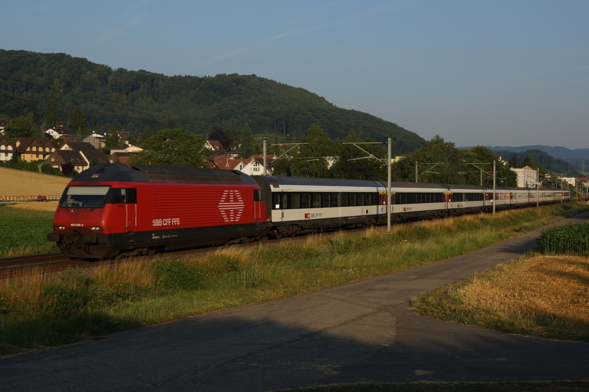 Am frhen Morgen des 21.07.2013 befindet sich die Re 460 099-5 mit dem IC 959 kurz nach Itingen.