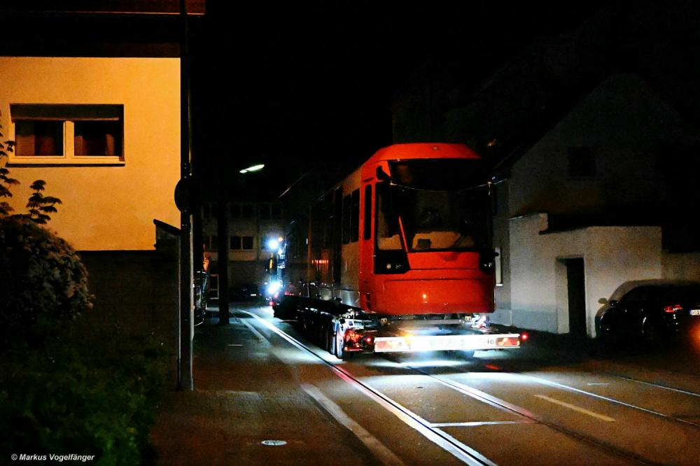Am frühen Morgen des 22. April 2022 wurde HF6 5307 in Köln angeliefert. Hier zu sehen auf dem Schwertransporter auf der Simonskaul.
