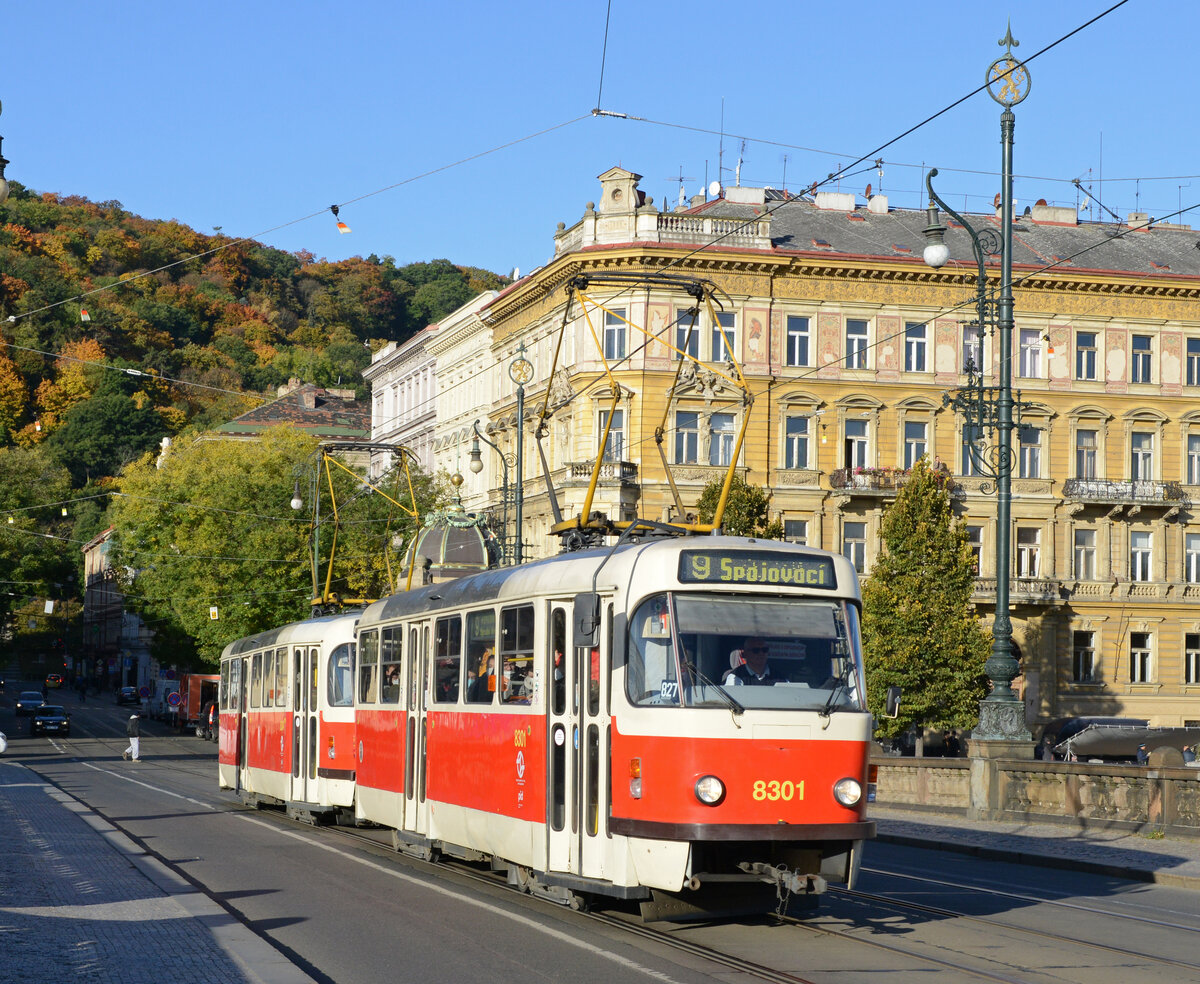Am frühen Morgen des 22. Oktober 2021 überquerten die beiden T3RP Triebwägen 8301 und 8304 als Linie 9 nach Spojovací die Moldau über die Most Legií.