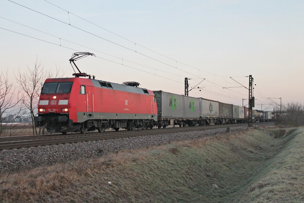 Am frühen Morgen des 22.12.2016 bespannte die 152 106-1 einen Containerzug, als sie bei Hügelheim gen Basel fuhr.