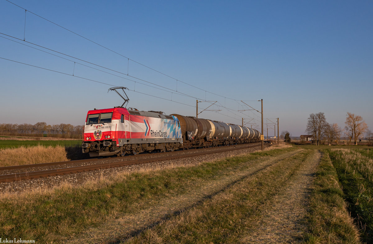 Am frühen Morgen des 25.03.2020 zeigte sich die RHC 185 350 mit dem DGS 60975 bei Windsfeld Richtung Süden. Mitterlweile hat die Lok jewals das bayrische und österreichische Wappen verloren. 