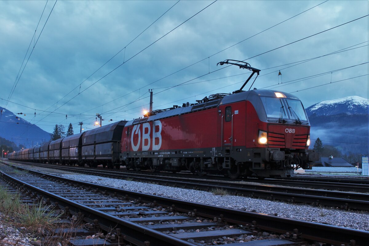 Am frühen Morgen des 25.4.2023 steht die 027 bei noch sehr bedecktem Himmel im Bahnhof Admont und wartet auf die Weiterfahrt mit dem umgeleiteten SGAG48264 von Venezia Porto Marghera nach Linz Stahlwerke.