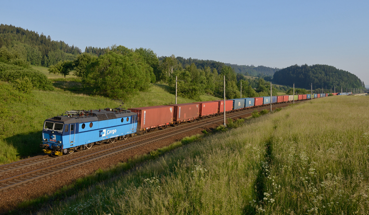 Am frühen Morgen des 26. Mai 2018 brachte die 363 003 einen Containerzug zum Rail Hub Česká Třebová, und wurde von mir kurz vor dessen Eintreffen am Zielort fotografiert