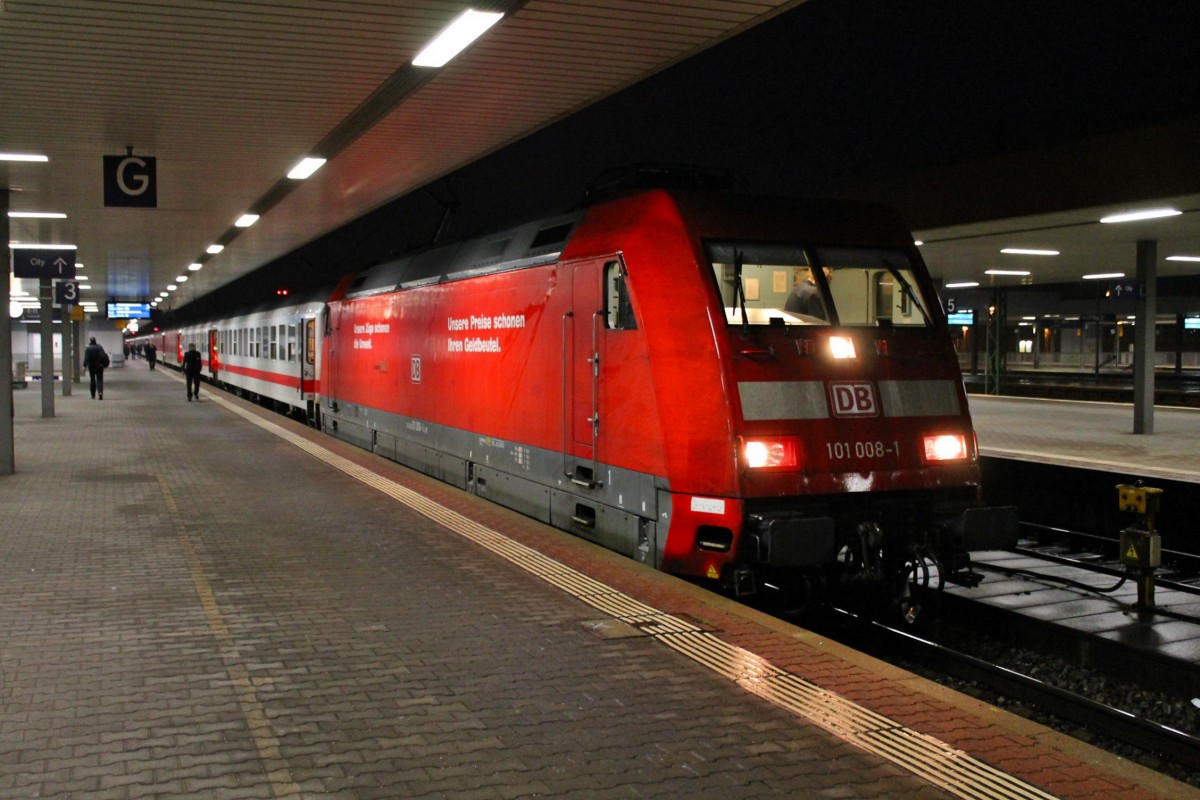 Am frühen Morgen des 26.02.2014 stand die Hamburger 101 008-1 mit dem IC 61419 (Duisburg Hbf - Basel SBB)/ CNL 40419 (Amsterdam CS - Zürich HB)/ CNL 479 (Hamburg-Altona - Zürich HB) in der Dunkelheit auf Gleis 3 in Basel Bad Bf und wartet auf die Abfahrt in Richtung Basel SBB.