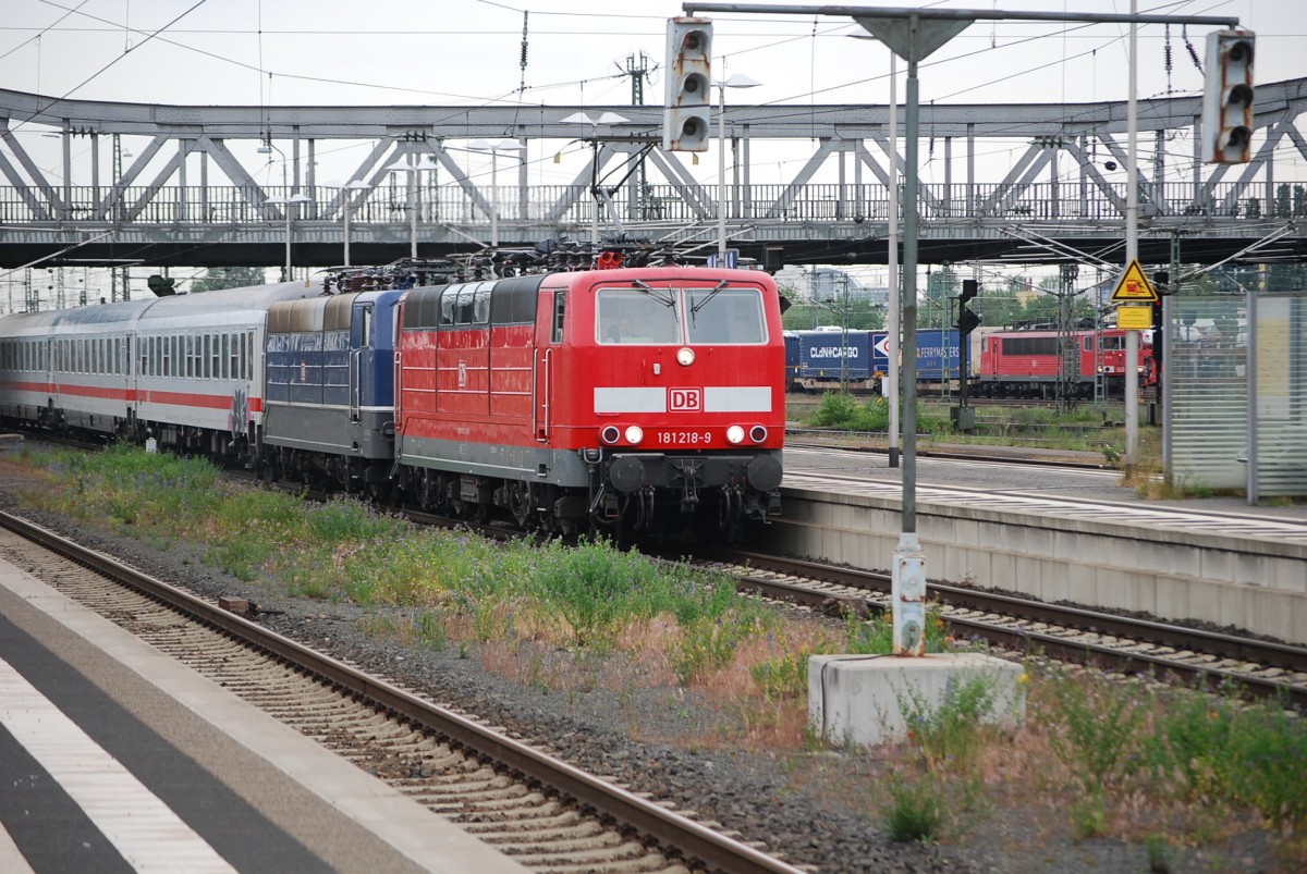 Am frühen Morgen des 26.05.2015 hatte ich Glück und konnte 181 218 mit 181 201 im Schlepptau am IC 2358 
bei der Einfahrt in den Darmstädter Hauptbahnhof festhalten.