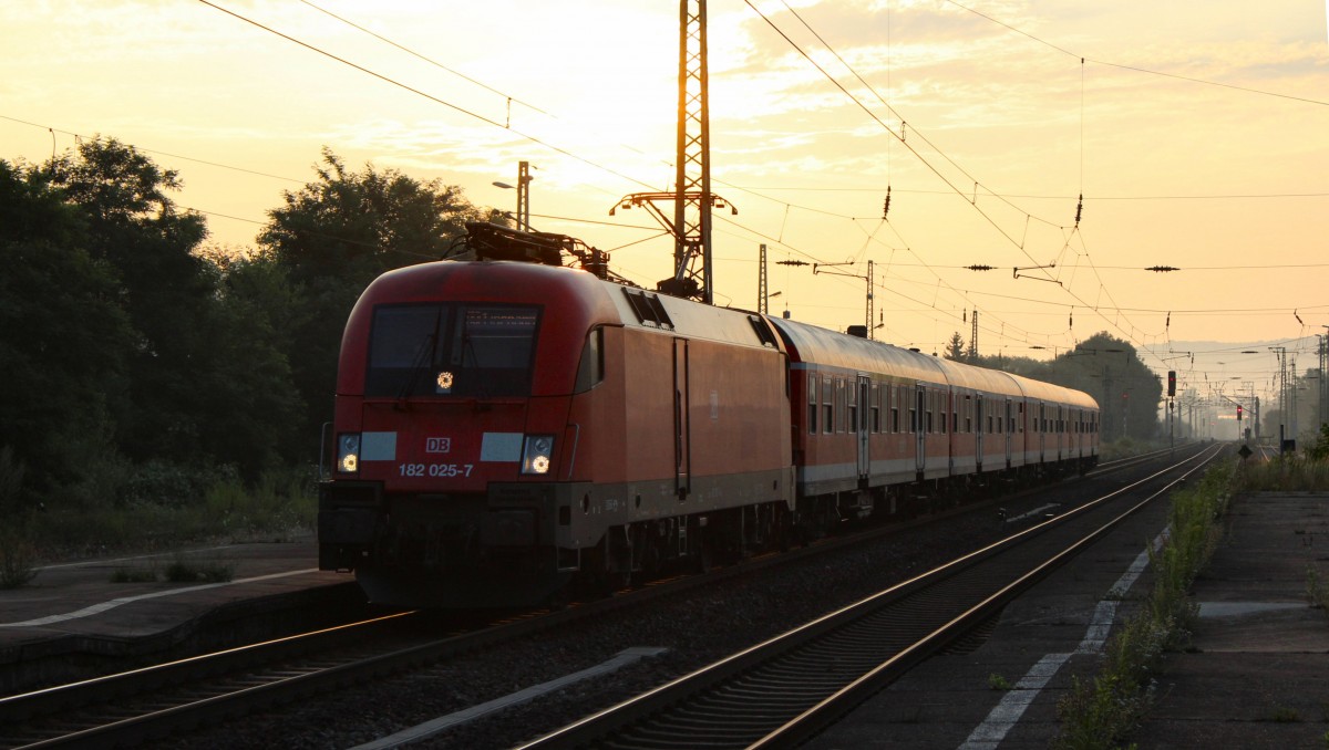 Am frühen Morgen des 26.07.13 ist 182 025-7 mit der RB 16304 nach Eisenach unterwegs und fährt gerade in Großheringen ein.