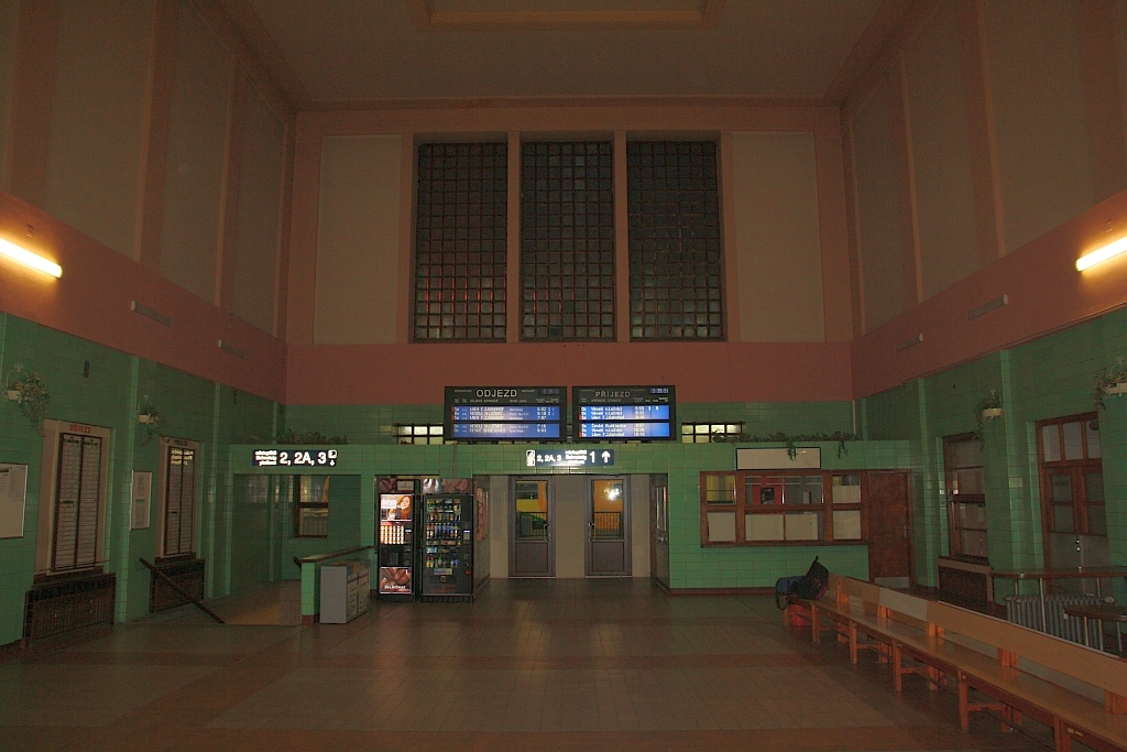 Am frühen Morgen des 26.August 2018 zeigt sich die Schalterhalle des Bahnhof Ceske Velenice noch menschenleer.