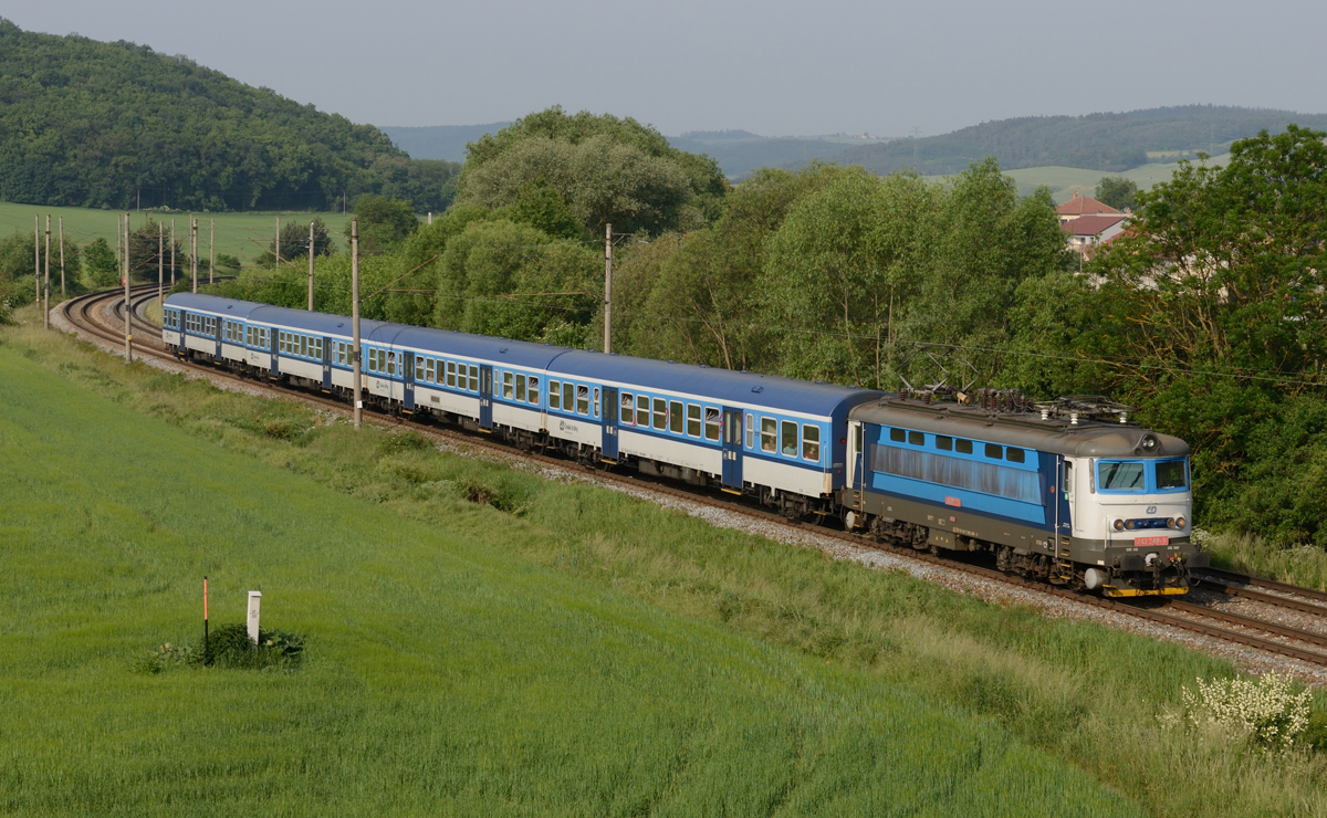 Am frühen Morgen des 28. Mai 2018 war die Wechselstromlok 242 248 welche bereits mit dem aktuellen „Najbrt-Design   versehen wurde mit dem Os 4965 von  Tišnov nach Brno hl.n. unterwegs, und wurde von mir bei Čebín fotografiert.     