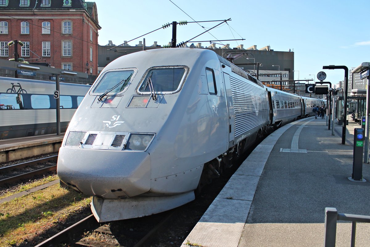 Am frühen Morgen des 29.05.2015 stand SJ X 2032 als SJ Snabbtåg 530 (Koepenhavn H - Stockholm C) im Startbahnhof und wartet auf die Abfahrt.