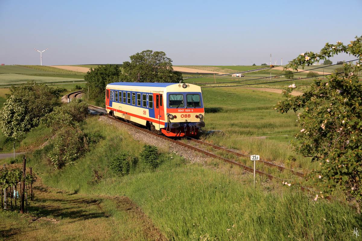 Am frühen Morgen des 3. Juni 2019 ist der 5047.028 am Weg von Obersdorf nach Groß Schweinbarth. Hier ist der Triebwagen zwischen Auersthal und Raggendorf zu sehen.
