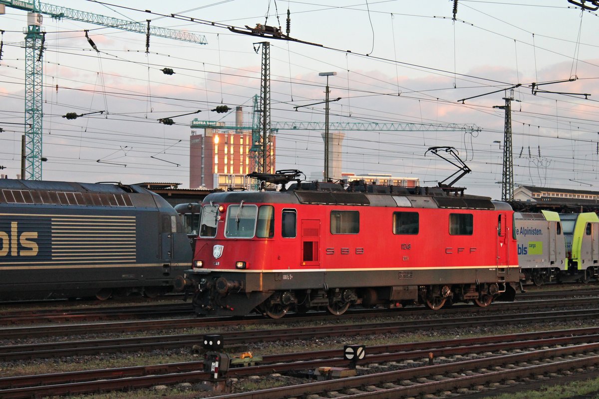 Am frühen Morgen des 30.07.2015 fuhr die Re 4/4 11248 von SBB Cargo als Lokzug über Gleis 1 durch Basel Bad Bf gen Rangierbahnhof Muttenz. Zuvor brachte sie einen gemischten Güterzug nach Basel Bad Rbf/Weil am Rhein.