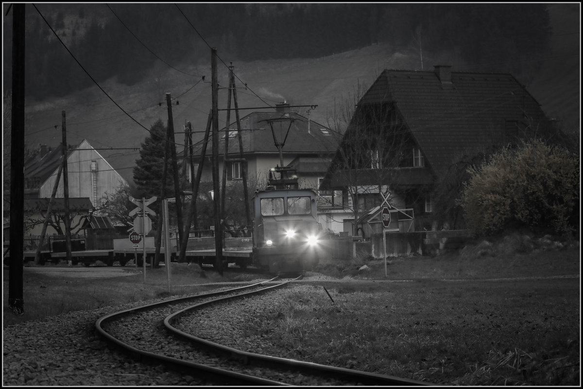 Am frühen Morgen des 3.April erahnten wir ( H.P. und ich ) nicht das die tagesausbeute so enorm sein würde. 
Hier im Bild der erste Leerzug des Tages in St.Jakob. 

