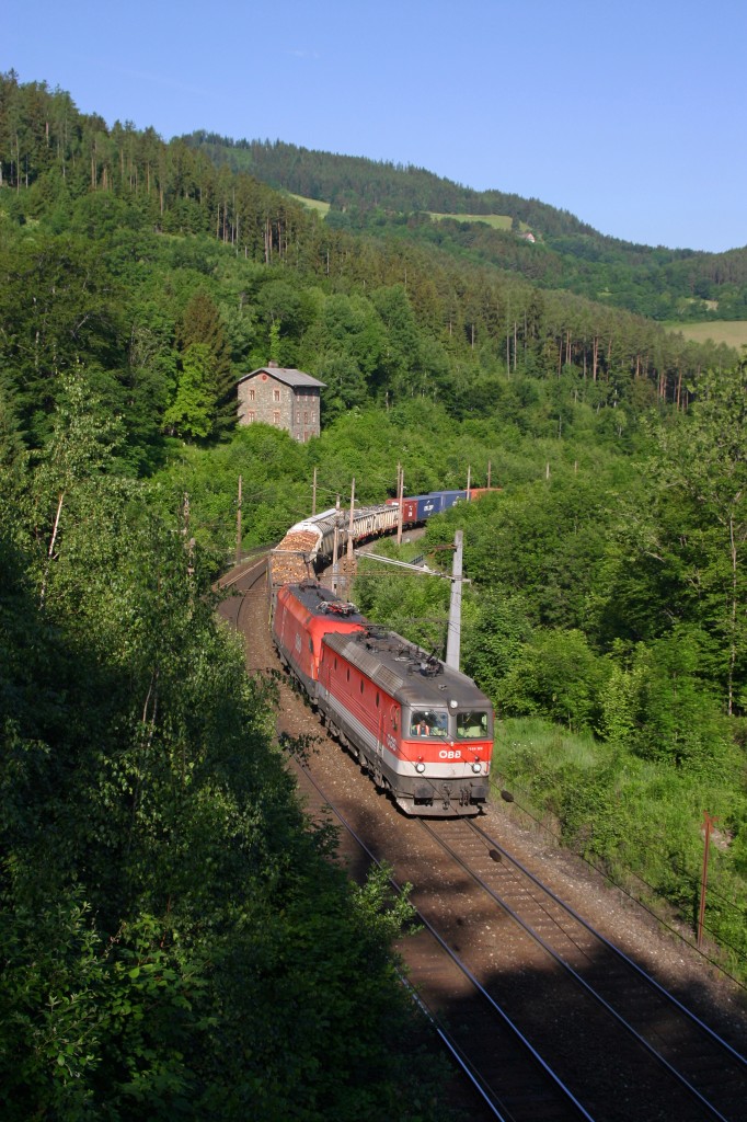 Am frühen Morgen des 4.6.15 fahren 1144.124+1116 mit G-54507 zwischen Höllgraben und Steinbauer bergwärts.