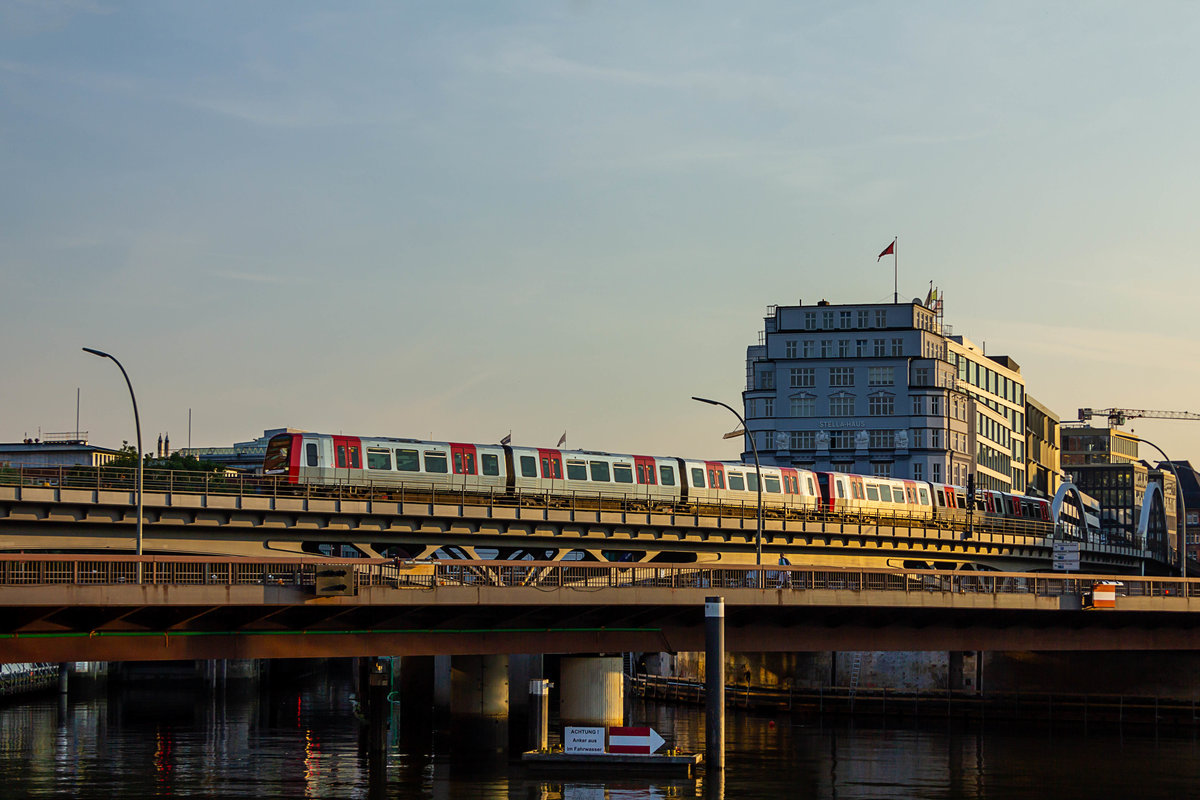 Am frühen Morgen des 7.8.2017 fahren die beiden DT5 337 und 319 dem Bahnhof Baumwall entgegen