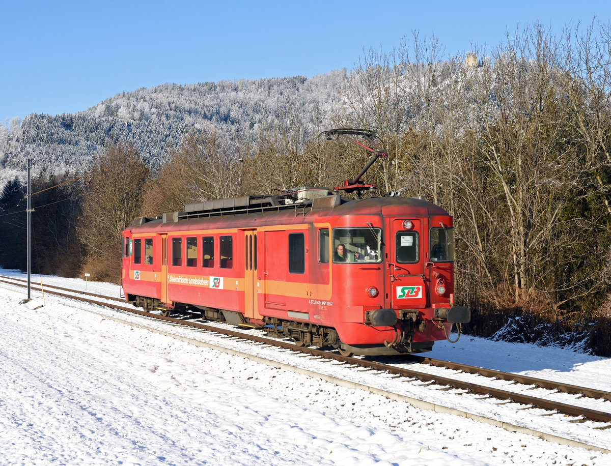Am frühen Morgen des winterlichen 7. Januars war der ehemalige SZU BDe 4/4, und seit 1994 auf der steirischen Übelbacherbahn beheimatete StB ET 15 als R 87602 nach Peggau-Deutschfeistritz unterwegs und wurde von mir in Waldstein fotografiert.