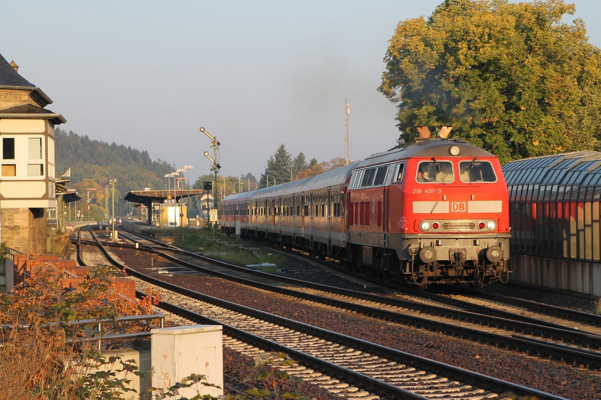 Am frühen Morgen fahrt 218 451-3 (Baujahr : 1977) ab mit einem Leerfahrt Goslar-Bad Harzburg von Bahnhof Goslar am 3-10-2014.