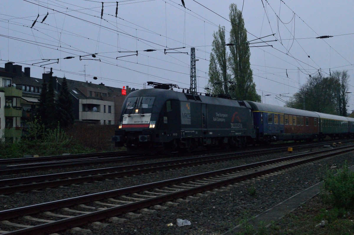 Am frühen Morgen kommt die 182 512-4 mit einem Sonderzug aus Aachen in Rheydt durchgefahren. Neben den zu erkennenden Wagen liefen auch TEE-Wagons mit.5.4.2014