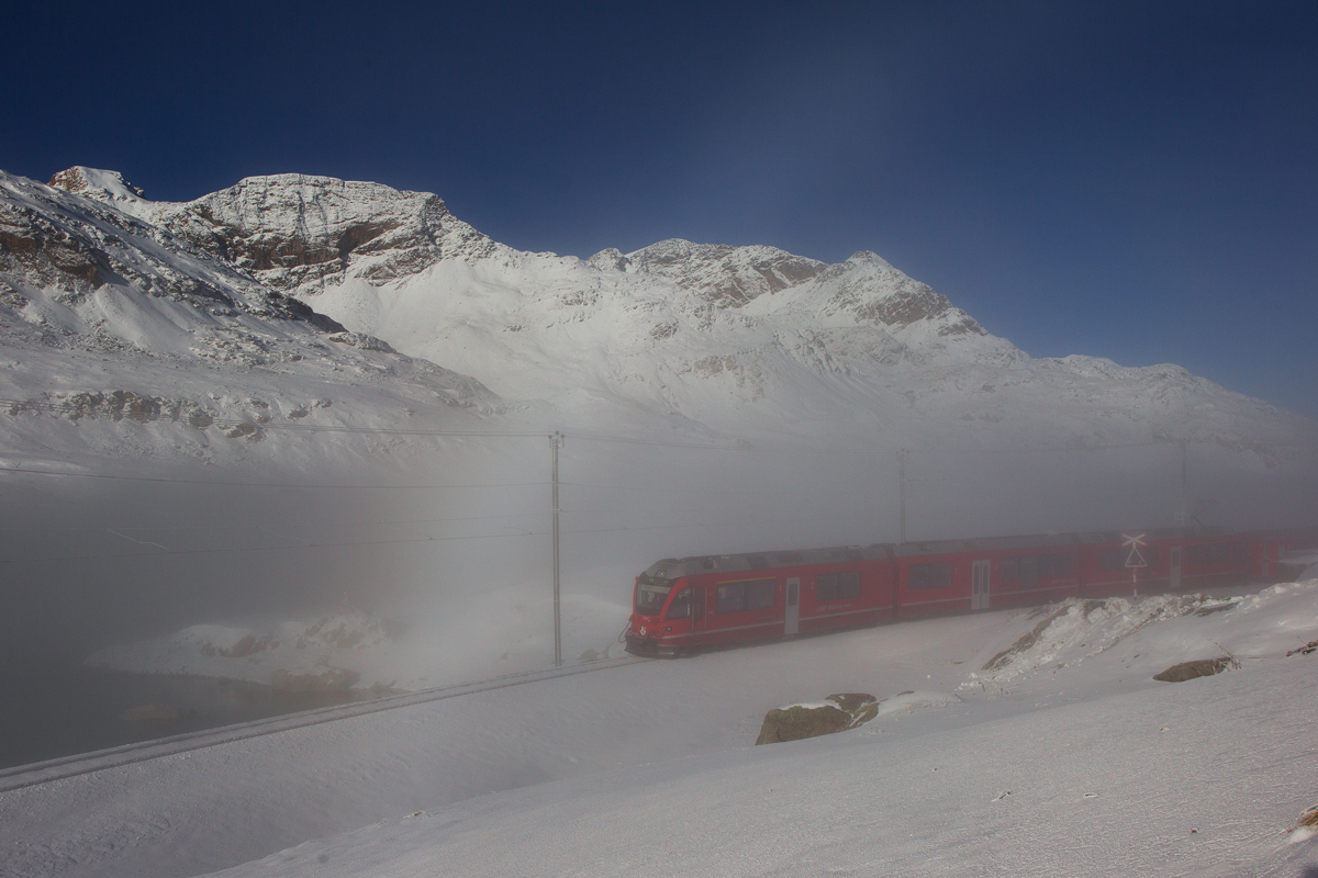 Am frühen Morgen kommt es am Lago Bianco an der Nebelgrenze zur Bildung eines Nebelbogens,just in dem Moment als der ABe 8/12 3507  Allegra  mit dem R nach Tirano aus dem Nebel auftaucht.Bild Ospizia Bernina den 20.10.2015