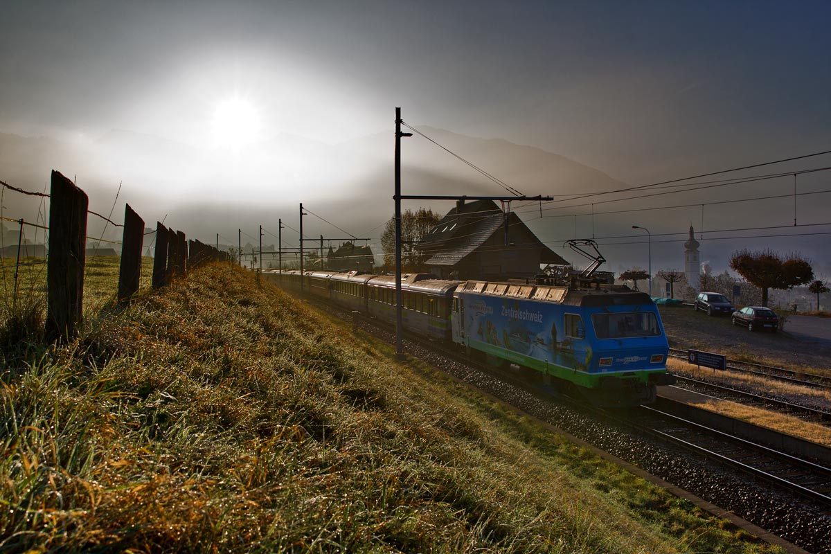 Am frühen Morgen kurz nach Sonnenaufgang versieht die Re 456 096 den Schubdienst am Voralpenexpress.Bild Kaltbrunn vom 30.10.2016