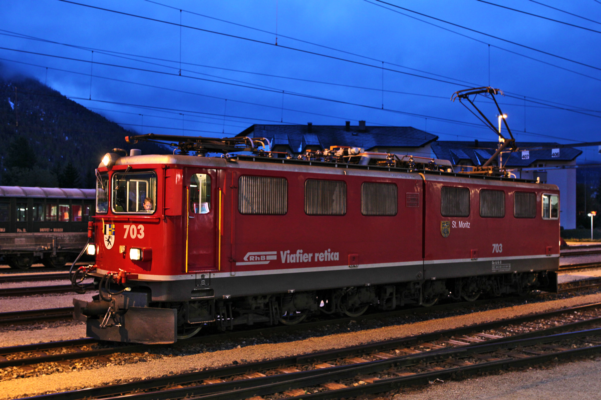 Am frühen Morgen steht die Ge 6/6 II  703  St.Moritz  bereit zur Arbeit.Bild vom 20.10.2015
