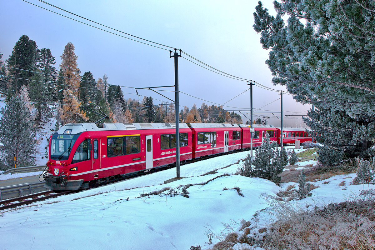 Am frühen Morgen strebt der ABe 8/12 3511 mit dem R nach Tirano bergwärts dem Berninapass entgegen um dem Nebel zu entkommen.Bild Morteratsch den 20.10.2015