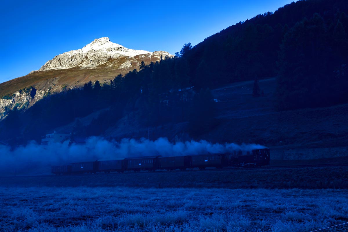 Am frühen Morgen verlässt die RhB G3/4 11 Heidi mit dem Holsboer Express den Ort Samedan.Bild vom 15.10.2016