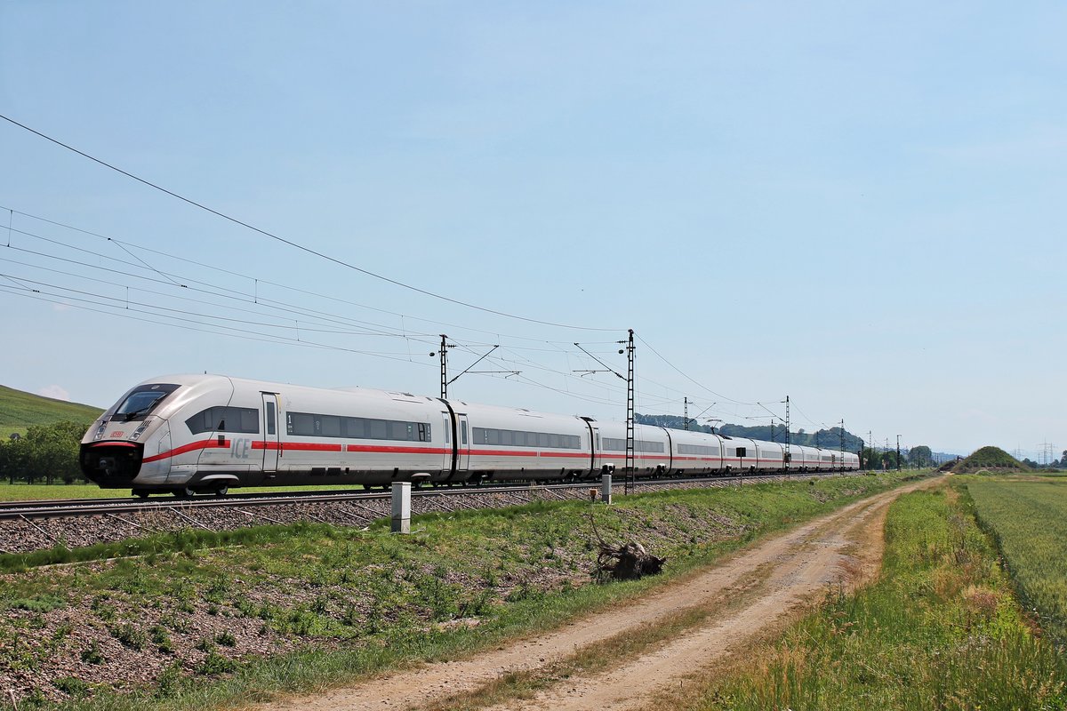 Am frühen Nachmittag des 02.06.2020 fuhr der 412 007 (9007/0812 007-4) als ICE 70 (Chur HB - Hamburg Altona) nördlich von Schliengen über die KBS 702 durchs Rheintal in Richtung Auggen.