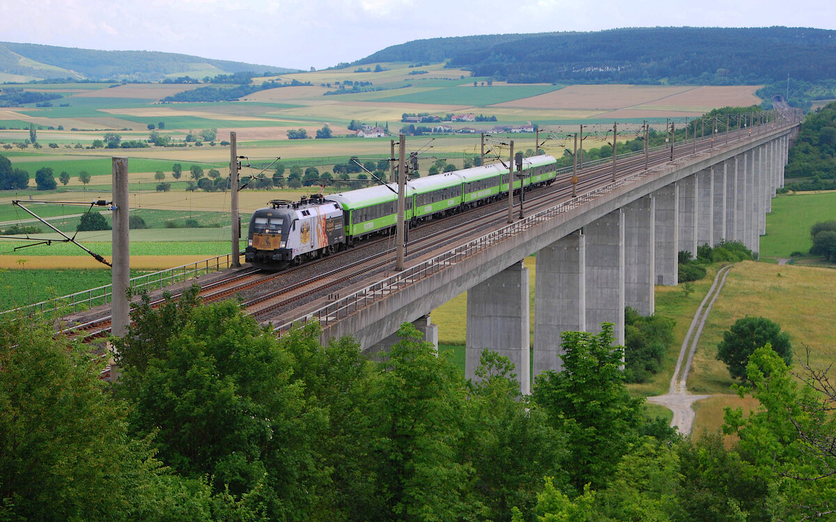 Am frühen Nachmittag des 04. juli 2021 konnte pünktlich der schnelle  Kaiser  (182 523-1) mit dem Flixtrain FLX76336 von München nach Frankfurt/Main Süd über die Schnellfahrstrecke bei Leinach flüchtend fotografiert werden.