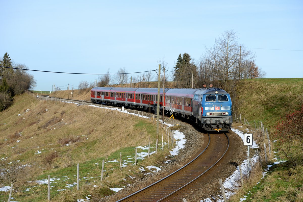 Am frühen Nachmittag des 06. Januar 2015 zog dann Schleierbewölkung auf. Bevor der Fotoausflug deswegen ein vorzeitiges Ende fand, wurde noch der RE 57346 nach Füssen bei Leuterschach abgepasst, war doch die 218 467 für dessen Bespannung eingeteilt.