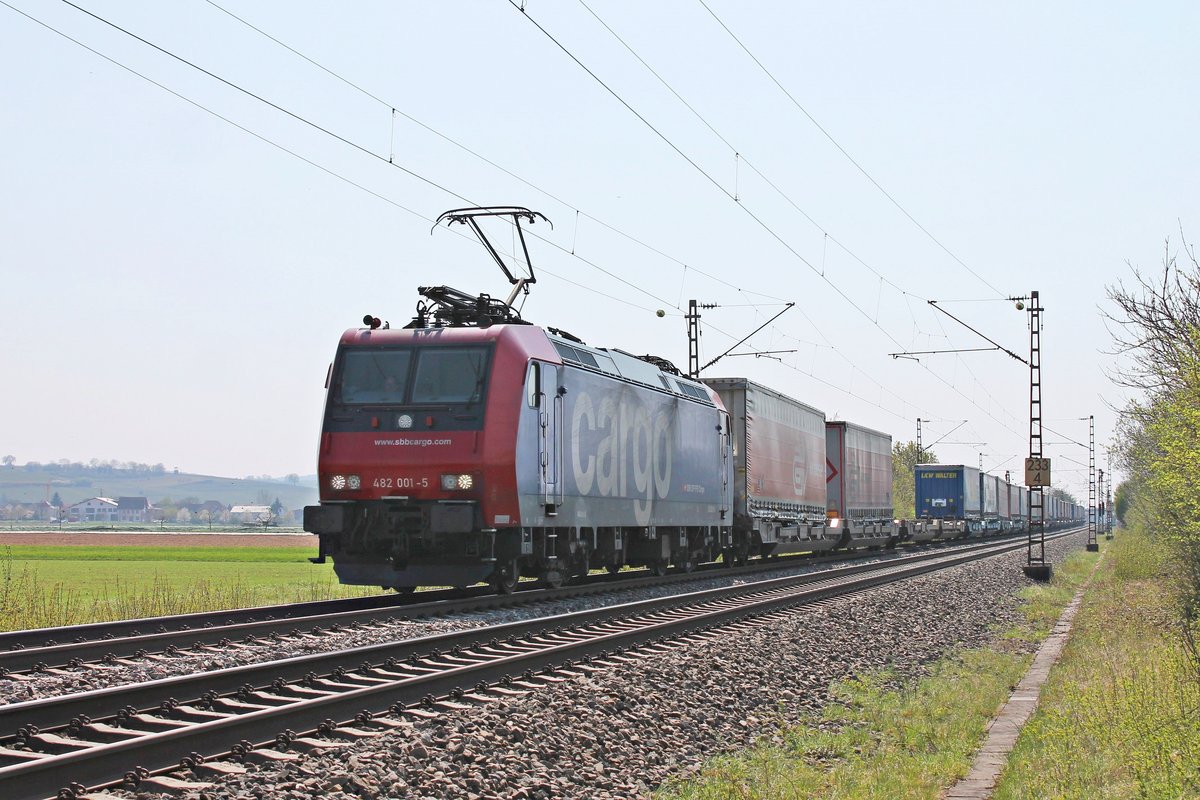 Am frühen Nachmittag des 10.04.2020 fuhr Re 482 001-5 mit dem DGS 43742 (Novara Boschetto - Köln Eifeltor) nördlich von Hügelheim über die KBS 702 durchs Rheintal in Richtung Freiburg (Breisgau).
