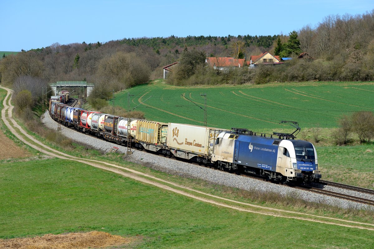 Am frühen Nachmittag des 15. April 2015 ließ sich die Wiener Lokalbahn bei Edlhausen blicken: ES 64 U2 - 068 brachte den an diesem Tage gut ausgelasteten und bunt beladenen DGS
41133 von Rheinhausen nach Budapest Soroksari.