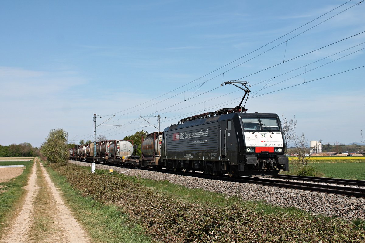 Am frühen Nachmittag des 16.04.2020 fuhr MRCE/SBBCI ES 64 F4-084 (189 984-8)  SBB Cargo International  mit einem Containerzug nach Italien südlich von Buggingen durchs Rheintal in Richtung Müllheim (Baden).