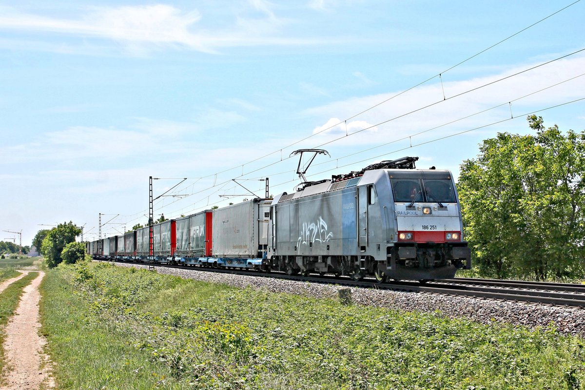 Am frühen Nachmittag des 27.05.2020 fuhr Rpool/BLSC 186 251 mit dem  WETRON -KLV (Melzo Scalo - Krefeld Linn) bei Hügelheikm über die Rheintalbahn in Richtung Buggingen.