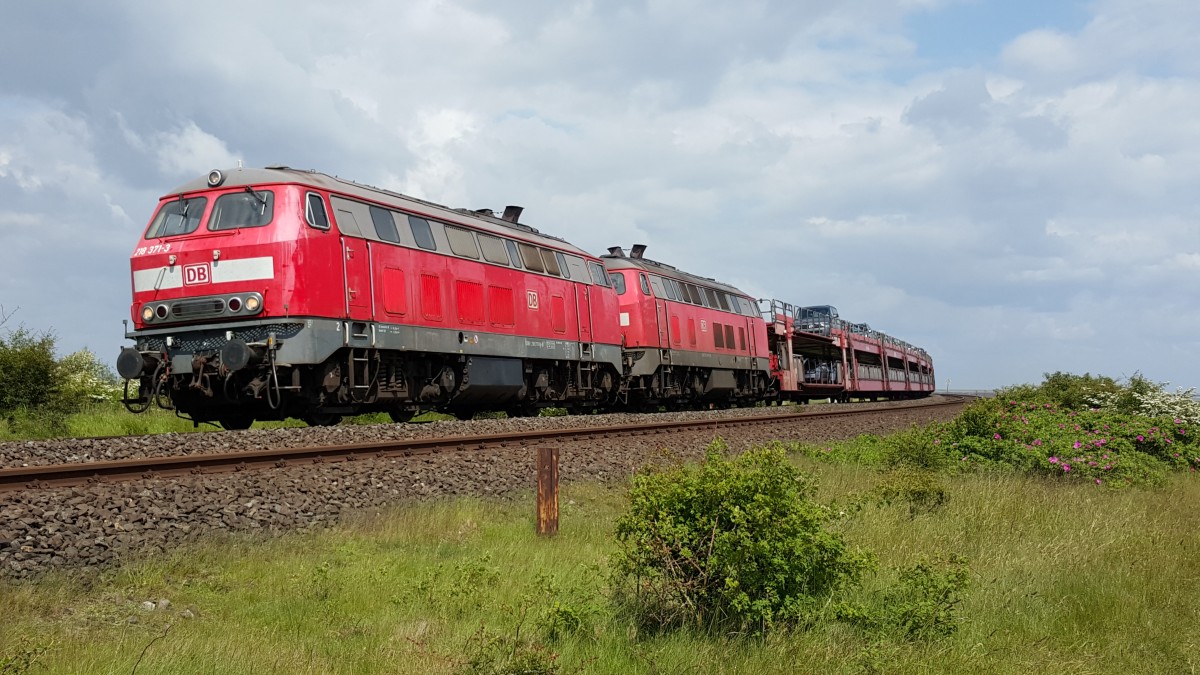 Am frühen Nachmittag des 9.6.15, erreicht ein Sylt-Shuttle mit 2x BR 218 (218-371 und 218-389) die Insel Sylt.