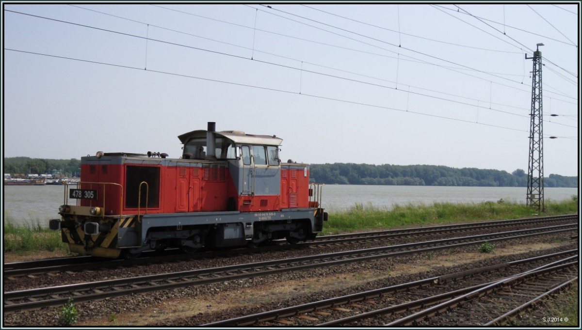 Am frühen Vormittag des 23.Mai 2014 kam die Rangierlok 478 305 der MÁV am Donauufer vorbei in Richtung Komárom.
