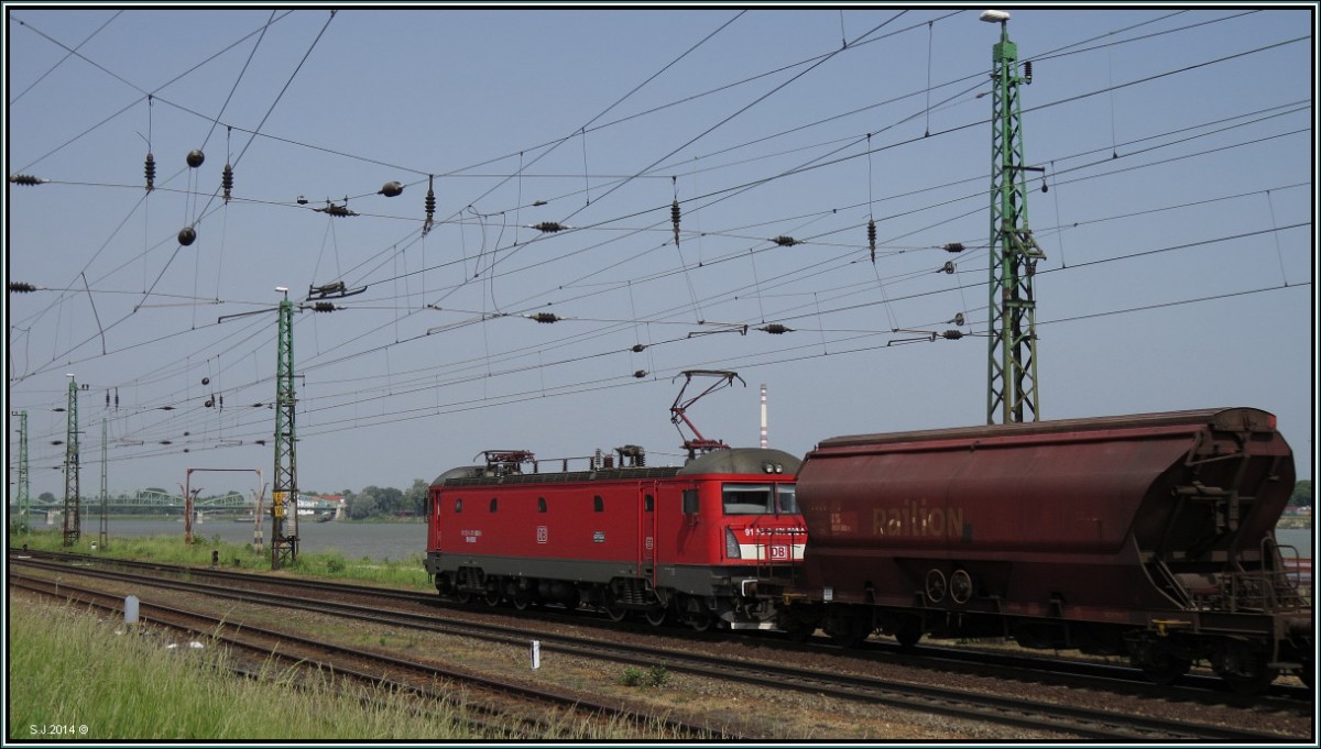 Am frühen Vormittag des 23.Mai 2014 fährt mir diese DB Schenker Lok der Rail Hungária am Donauufer bei Komarom (H) vor die Linse.