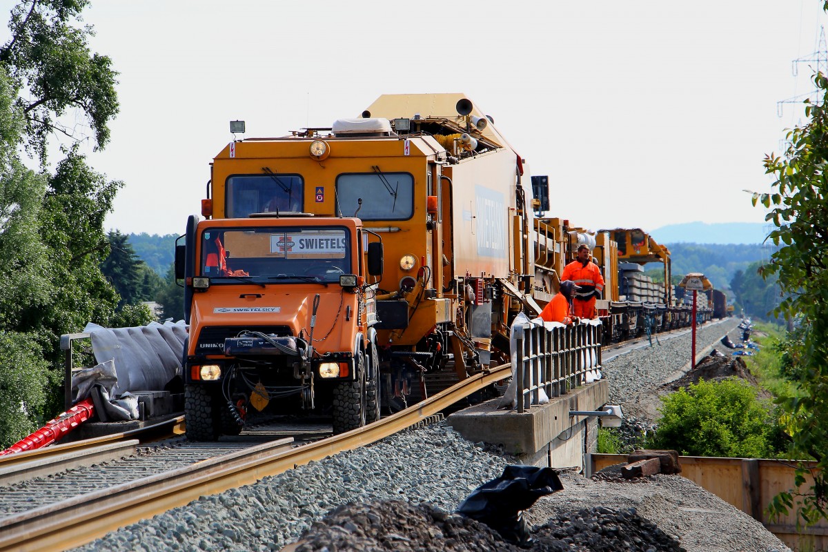 Am frühen Vormittag war dann auch die Nachtschicht für den SUZ fast beendet. kurz vor der Weiche 101 des Bahnhofes Deutschlandsberg ( dem Ende der Baustelle) sieht es aus als würde der Unimog den Koloss hinter sich herziehen . 4.05.2014